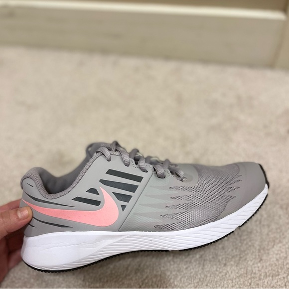 Nike woman’s athletic shoe - Picture 3 of 6